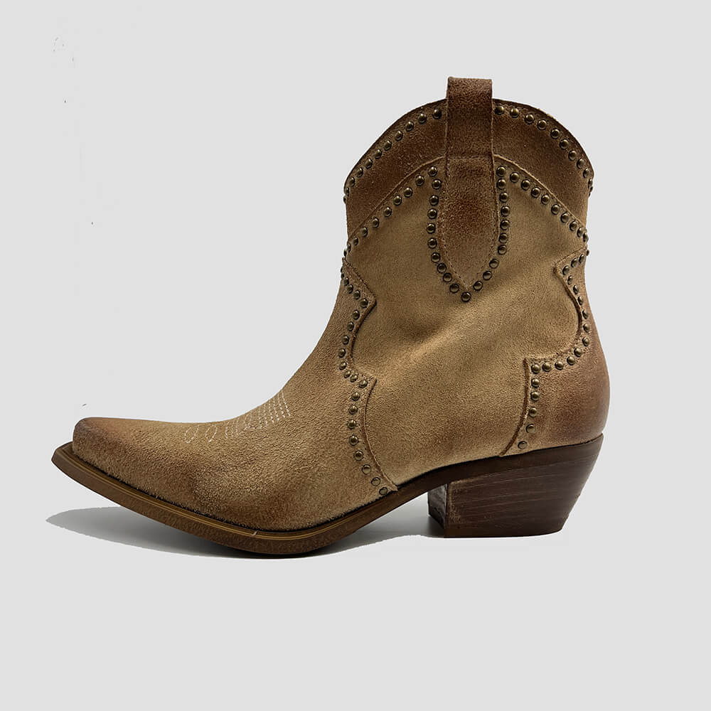 botin con tachuelas color beige frente 13425